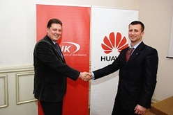 Алексей Гребенев, директор по продажам сервисов Huawei Украина, и Василий Сметанин, коммерческий директор тренинг центра МУК