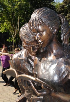 Памятник Шурику и Лиде во дворе Кубанского технологического университета