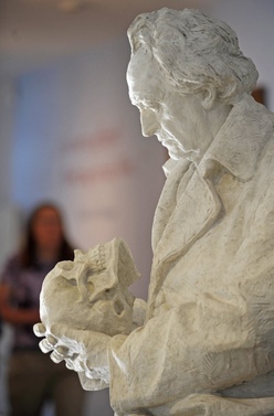  Скульптура Гете с черепом Шиллера в руках /Фото ИТАР-ТАСС/