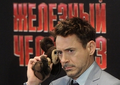 Роберт Дауни-младший на презентации фильма "Железный Человек-3" в Москве