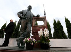 Памятник Владимиру Зворыкину возле телецентра "Останкино". Фото ИТАР-ТАСС