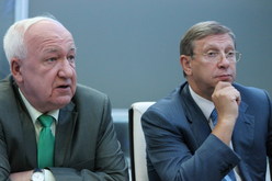 Посол РФ в Индии Александр Кадакин (слева) и председатель совета директоров АФК "Система" Владимир Евтушенков (справа)